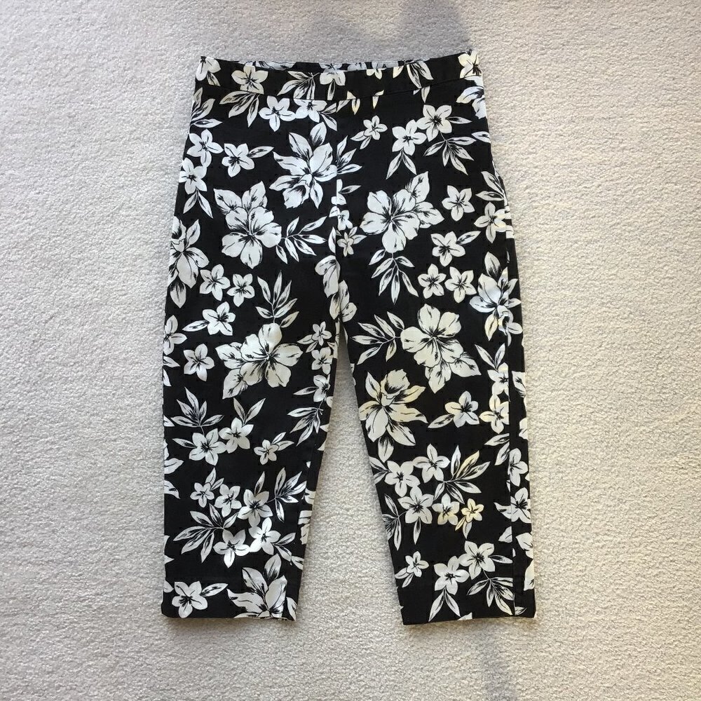 NINETY PETITE Size 12 B&W FLORAL CAPRI PANTS